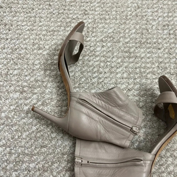 Vince heels strappy leather size 7.5 brown  gray - Picture 13 of 13